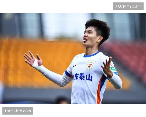 青年才俊崭露头角，足球新秀表现备受关注与期待